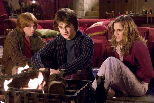 Click to view full size image
==============
Rony, Harry e Hermione
Rony, Harry e Hermione na sala comunal.
Rony, Harry e Hermione
Rony, Harry e Hermione na sala comunal.