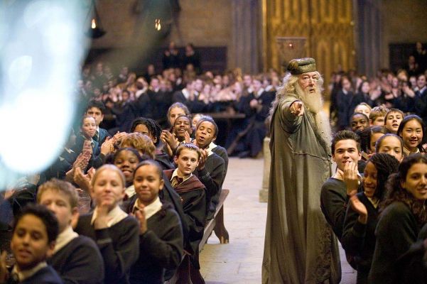 SalÃ£o Principal
Dumbledore mostrando o CÃ¡lice de Fogo aos alunos no SalÃ£o Principal.

