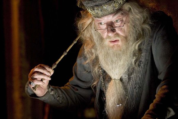 Dumbledore e a Penseira
Dumbledore (Michael Gambon) tirando um pensamento de sua tÃªmpora com a varinha para depositÃ¡-lo na Penseira.
