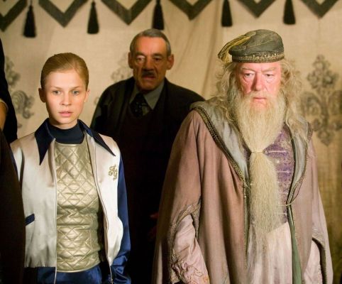 Click to view full size image
==============
Fleur, Bartô Crouch e Dumbledore
Fleur Delacour, Bartô Crouch e Professor Dumbledore na tenda antes da Primeira Tarefa.
Fleur, Bartô Crouch e Dumbledore
Fleur Delacour, Bartô Crouch e Professor Dumbledore na tenda antes da Primeira Tarefa.