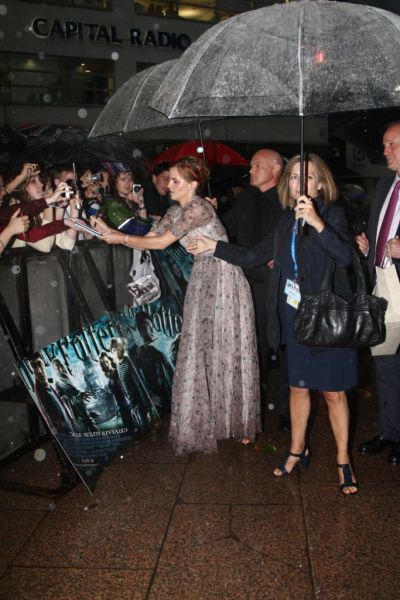 Click to view full size image
==============
emma-premiere_(109).jpg emma-premiere_(109).jpg