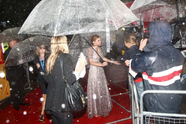 Click to view full size image
==============
emma-premiere_(93).jpg emma-premiere_(93).jpg