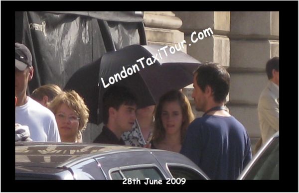 LondonTaxiTour_Com-Harry-Potter-Tours-Whitehall-Film-Locations-_Harry-and-Hermione-02.jpg
