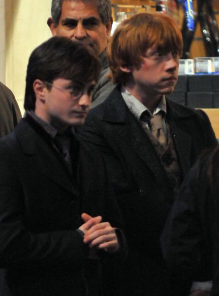 Click to view full size image
==============
filmming8-deathlyhallows-london_(14).jpg filmming8-deathlyhallows-london_(14).jpg