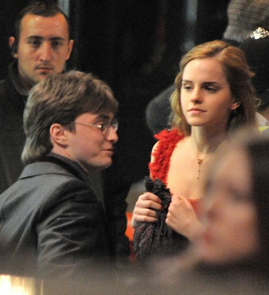 Click to view full size image
==============
filmming8-deathlyhallows-london_(2).jpg filmming8-deathlyhallows-london_(2).jpg