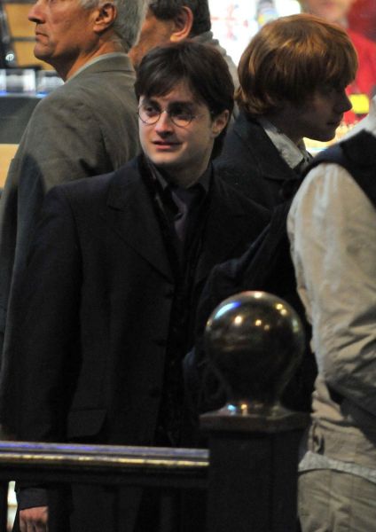 Click to view full size image
==============
filmming8-deathlyhallows-london_(26).jpg filmming8-deathlyhallows-london_(26).jpg