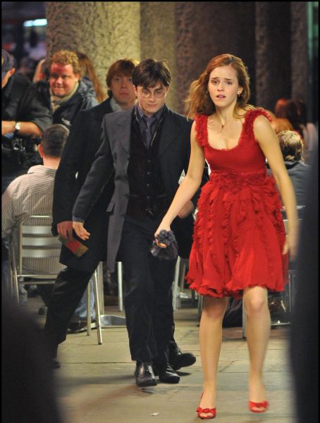 Click to view full size image
==============
filmming8-deathlyhallows-london_(28).jpg filmming8-deathlyhallows-london_(28).jpg