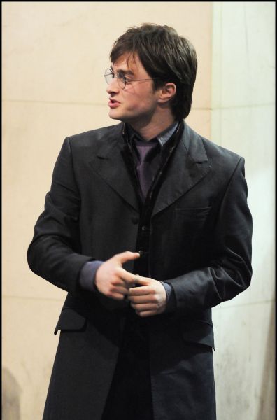 Click to view full size image
==============
filmming8-deathlyhallows-london_(38).jpg filmming8-deathlyhallows-london_(38).jpg