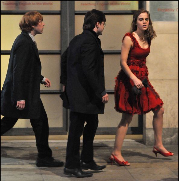 Click to view full size image
==============
filmming8-deathlyhallows-london_(49).jpg filmming8-deathlyhallows-london_(49).jpg