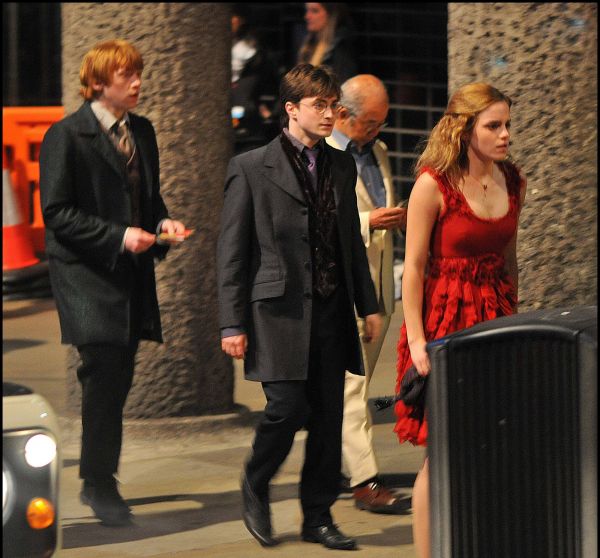 Click to view full size image
==============
filmming8-deathlyhallows-london_(51).jpg filmming8-deathlyhallows-london_(51).jpg
