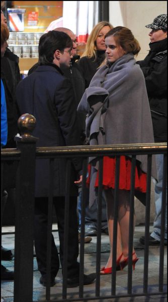 Click to view full size image
==============
filmming8-deathlyhallows-london_(53).jpg filmming8-deathlyhallows-london_(53).jpg