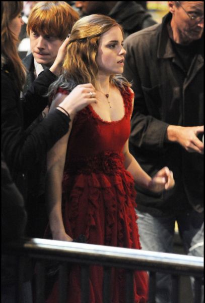 Click to view full size image
==============
filmming8-deathlyhallows-london_(54).jpg filmming8-deathlyhallows-london_(54).jpg