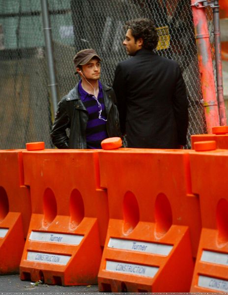 Click to view full size image
==============
daniel_radcliffe_walking_new_york_(2).jpg daniel_radcliffe_walking_new_york_(2).jpg