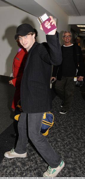 Daniel_radcliffe_Heathrow_Airport_(2).jpg