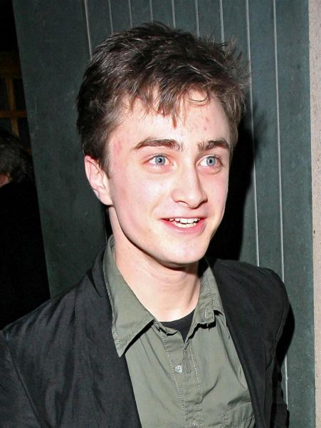 Click to view full size image
==============
DAN-RADCLIFFE-LEAVING-IVY.jpg DAN-RADCLIFFE-LEAVING-IVY.jpg
