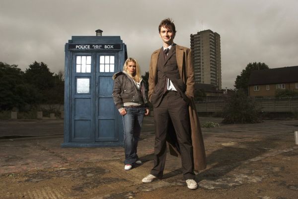 Click to view full size image
==============
Doctor_Who_-_Season_2_-_HQ_Images_-_Promotional_Photos_(19).jpg Doctor_Who_-_Season_2_-_HQ_Images_-_Promotional_Photos_(19).jpg