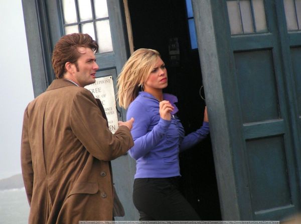 Click to view full size image
==============
Doctor_Who_-_Season_2_-_HQ_Images_-_On_Set_(various)_(25).jpg Doctor_Who_-_Season_2_-_HQ_Images_-_On_Set_(various)_(25).jpg