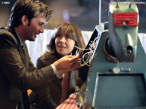 Doctor_Who_-_Season_2_-_HQ_Images_-_BBC_Wallpapers_(06).jpg