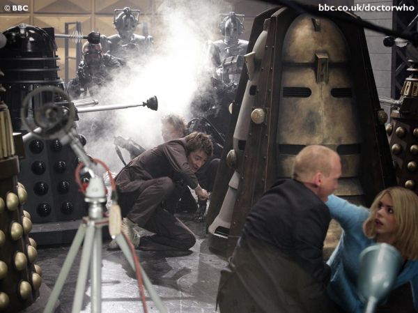 Click to view full size image
==============
Doctor_Who_-_Season_2_-_HQ_Images_-_BBC_Wallpapers_(55).jpg Doctor_Who_-_Season_2_-_HQ_Images_-_BBC_Wallpapers_(55).jpg