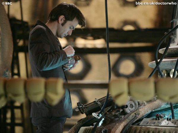 Click to view full size image
==============
Doctor_Who_-_Season_2_-_HQ_Images_-_BBC_Wallpapers_(68).jpg Doctor_Who_-_Season_2_-_HQ_Images_-_BBC_Wallpapers_(68).jpg