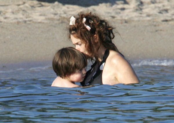 Click to view full size image
==============
candids-06-august-07-12.jpg candids-06-august-07-12.jpg
