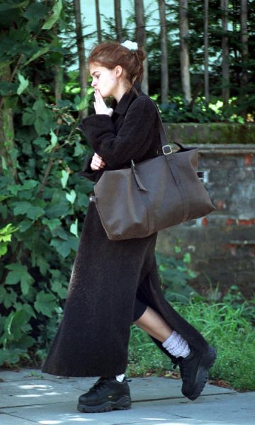 Click to view full size image
==============
candids-10august2001-01.jpg candids-10august2001-01.jpg
