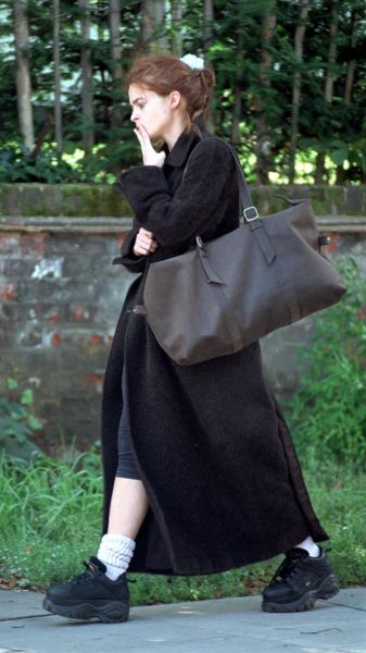 Click to view full size image
==============
candids-10august2001-02.jpg candids-10august2001-02.jpg