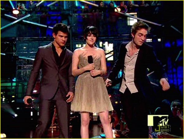 Click to view full size image
==============
kristen-stewart-robert-pattinson-trailer-03.jpg kristen-stewart-robert-pattinson-trailer-03.jpg
