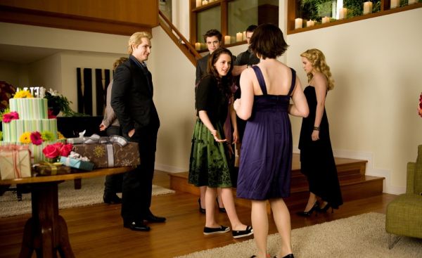 Click to view full size image
==============
RobertPattinsonBellasBirthdayNew-1.jpg RobertPattinsonBellasBirthdayNew-1.jpg