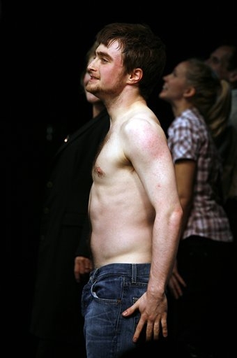 daniel-radcliffe-apresentacao-estreia-equus-broadway_(11).jpg