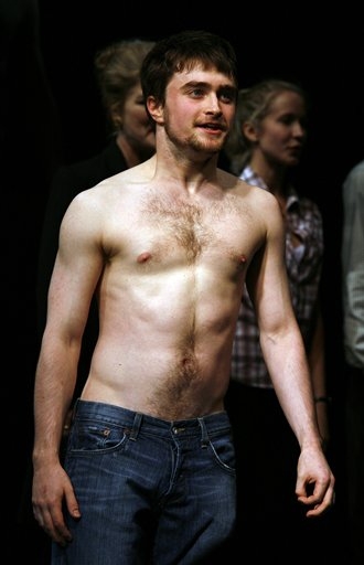 daniel-radcliffe-apresentacao-estreia-equus-broadway_(13).jpg