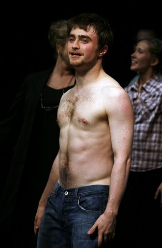 daniel-radcliffe-apresentacao-estreia-equus-broadway_(15).jpg