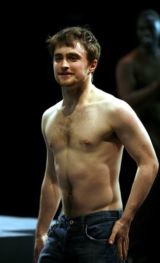 daniel-radcliffe-apresentacao-estreia-equus-broadway_(17).jpg
