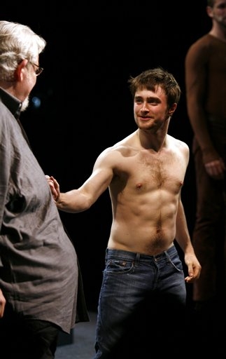 daniel-radcliffe-apresentacao-estreia-equus-broadway_(7).jpg