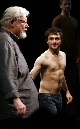 daniel-radcliffe-apresentacao-estreia-equus-broadway_(8).jpg