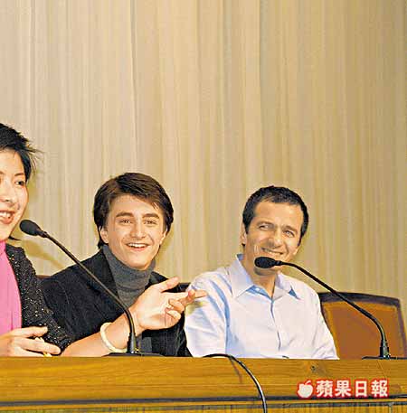 hkappledaily_122402_24ec1p5[1].jpg