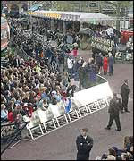 __84206_7_newpot_crowd_150_jpg[1].jpg