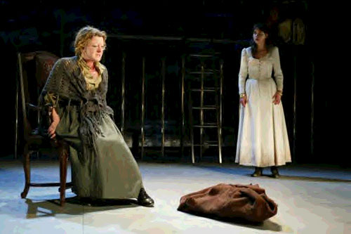 tena_theatre_gonetoearth_05.jpg