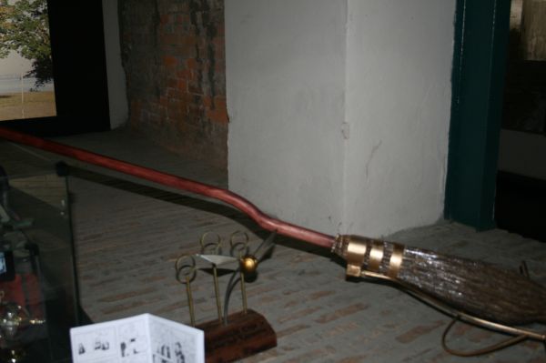 Click to view full size image
==============
pottercon122.jpg pottercon122.jpg