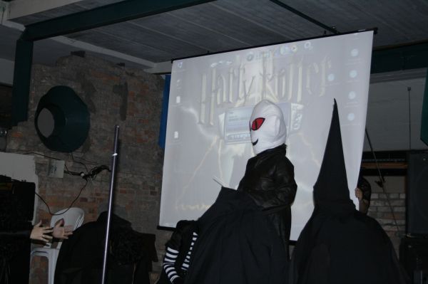 Click to view full size image
==============
pottercon53.jpg pottercon53.jpg