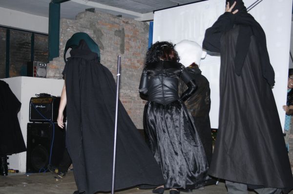 Click to view full size image
==============
pottercon54.jpg pottercon54.jpg