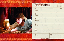 Calendário - Cálice de Fogo
Foto de Harry e o Ovo no dormitório para a folha de Setembro do Calendário Promocional de Harry Potter e o Cálice de Fogo.
Calendário - Cálice de Fogo
Foto de Harry e o Ovo no dormitório para a folha de Setembro do Calendário Promocional de Harry Potter e o Cálice de Fogo.