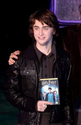 Click to view full size image
==============
Daniel Radcliffe
Daniel Radcliffe no Lançamento do DVD do Prisioneiro de Azkaban.
Daniel Radcliffe
Daniel Radcliffe no Lançamento do DVD do Prisioneiro de Azkaban.