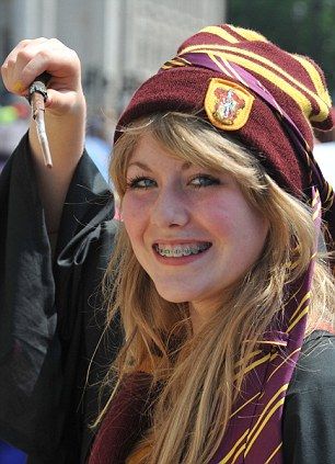 article-2011581-0CDFFBF900000578-422_306x423.jpg