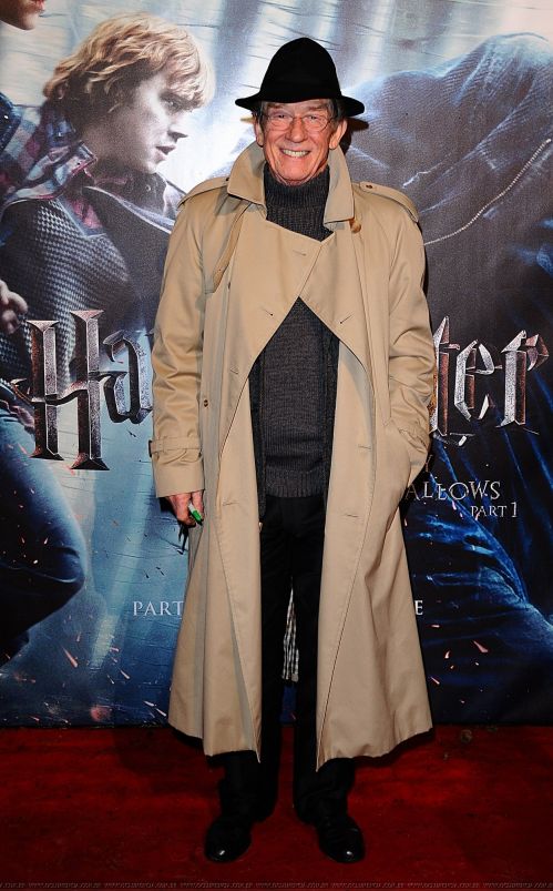 Click to view full size image
==============
HP7_PT1_premiere_london_9_283929.jpg HP7_PT1_premiere_london_9_283929.jpg