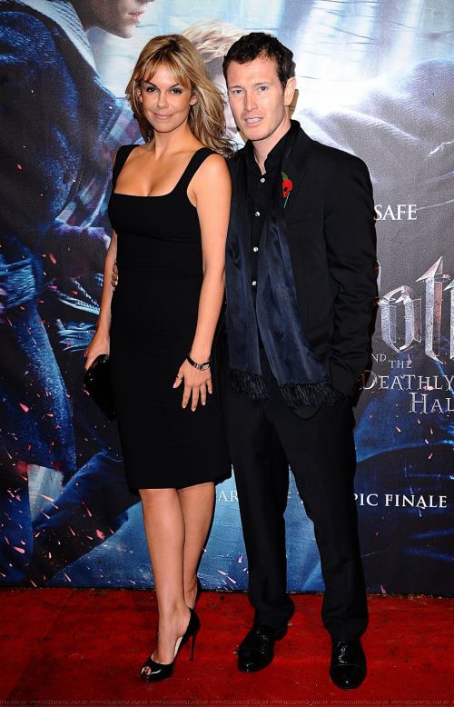 Click to view full size image
==============
HP7_PT1_premiere_london_9_286129.jpg HP7_PT1_premiere_london_9_286129.jpg
