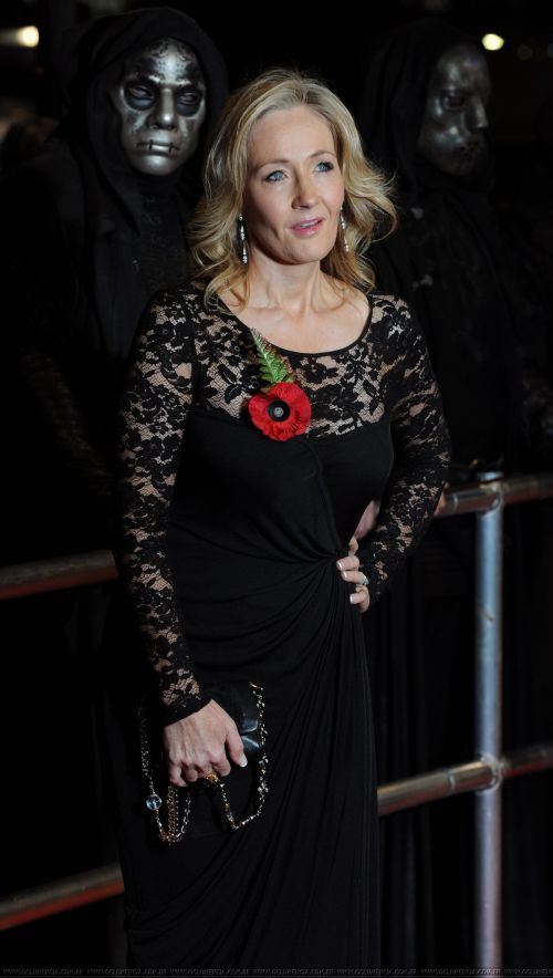 Click to view full size image
==============
hp7_pt1_premiere_london_5_281329.jpg hp7_pt1_premiere_london_5_281329.jpg