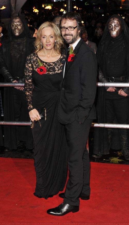 Click to view full size image
==============
hp7_pt1_premiere_london_6_283629.jpg hp7_pt1_premiere_london_6_283629.jpg