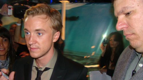 Click to view full size image
==============
premierebr-potterish-tapete-4.jpg premierebr-potterish-tapete-4.jpg