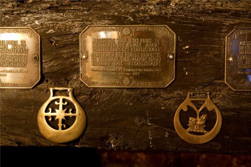 Click to view full size image
==============
seven-swans-bar-cenarios-scarpotter-1.jpg seven-swans-bar-cenarios-scarpotter-1.jpg